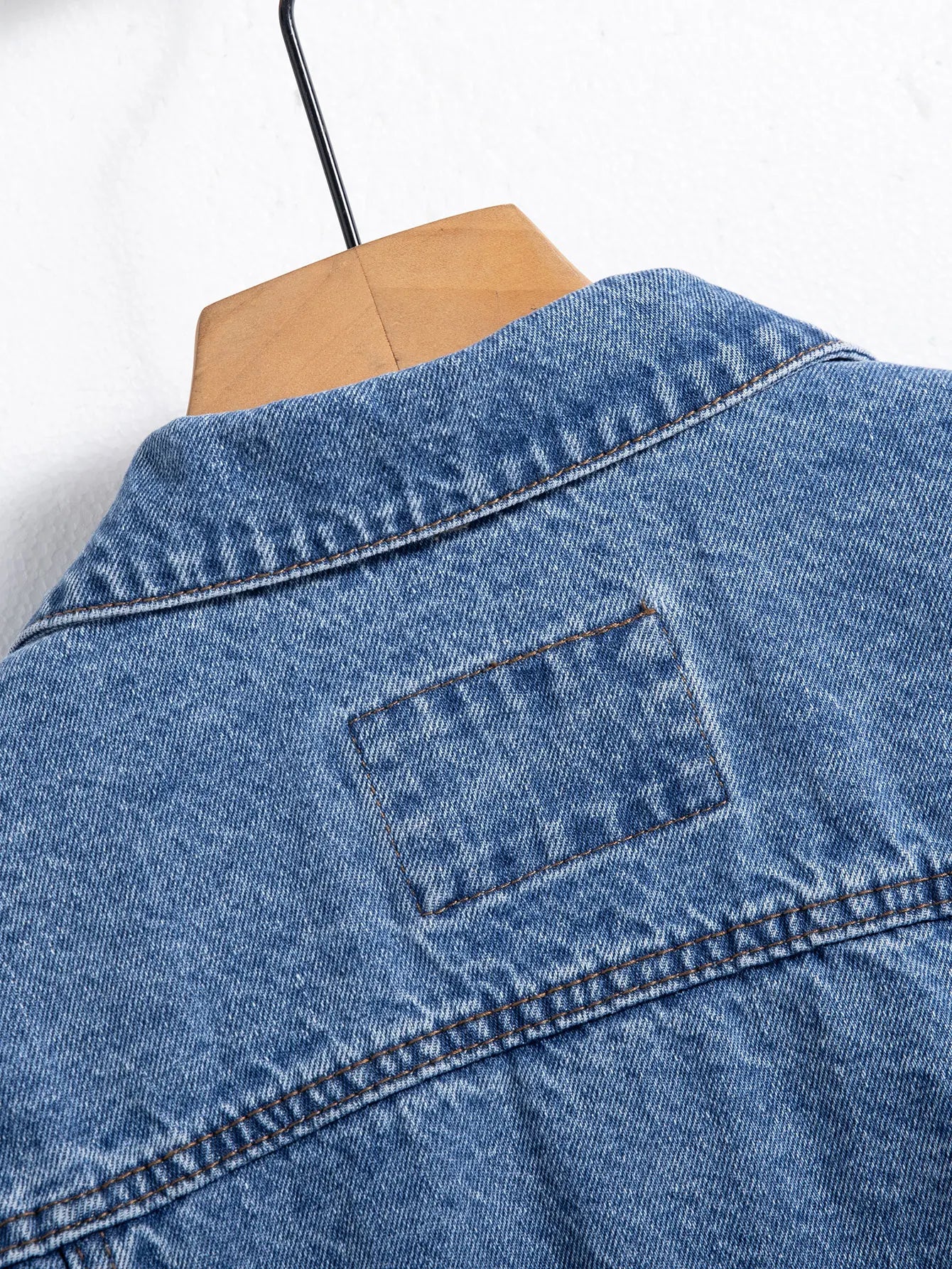 Jaqueta jeans masculina azul para primavera e outono. Design com vários bolsos. Tamanho regular com um estilo casual de rua estiloso.