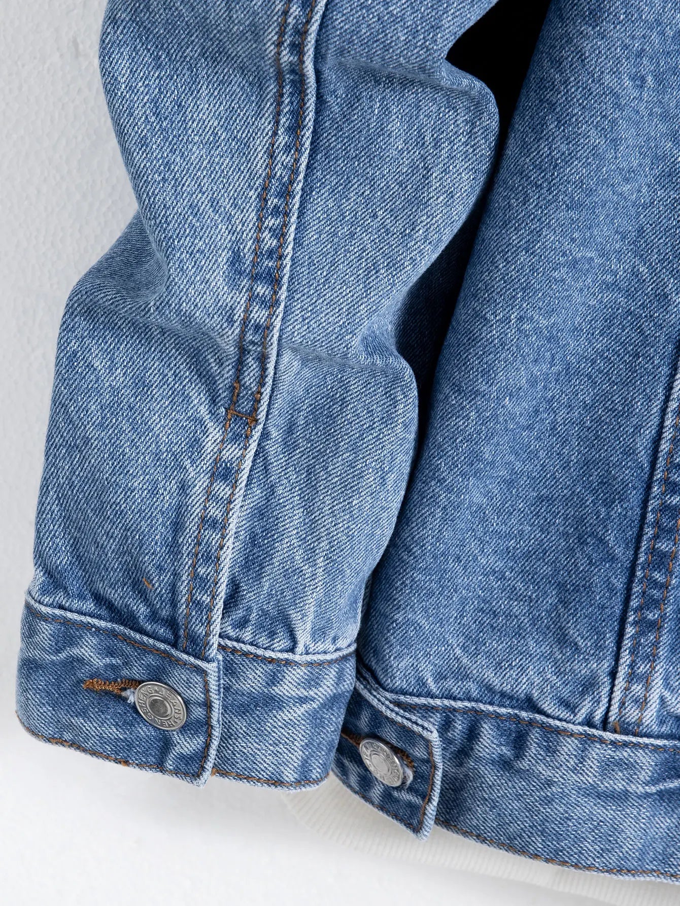 Jaqueta jeans masculina azul para primavera e outono. Design com vários bolsos. Tamanho regular com um estilo casual de rua estiloso.