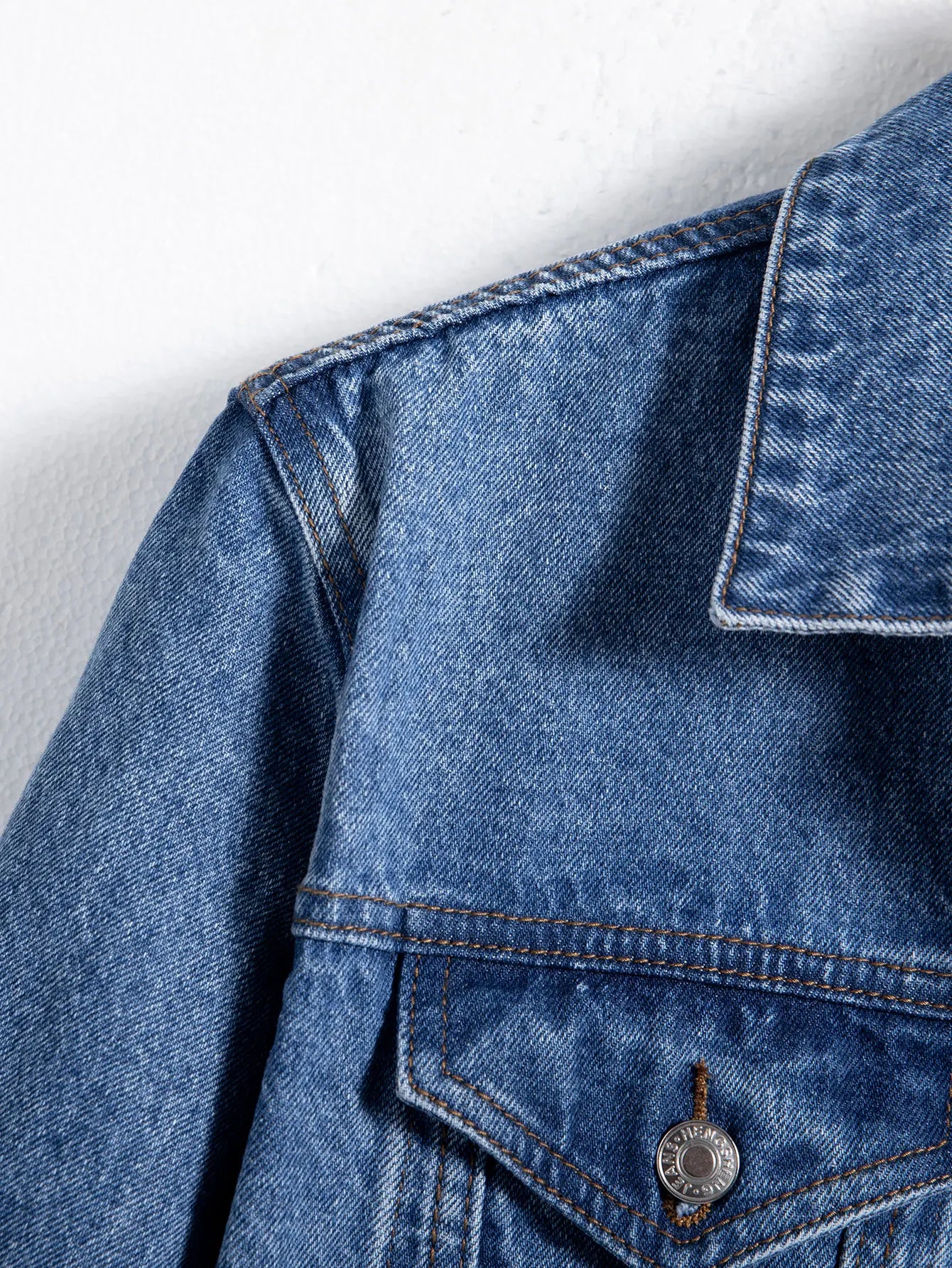 Jaqueta jeans masculina azul para primavera e outono. Design com vários bolsos. Tamanho regular com um estilo casual de rua estiloso.