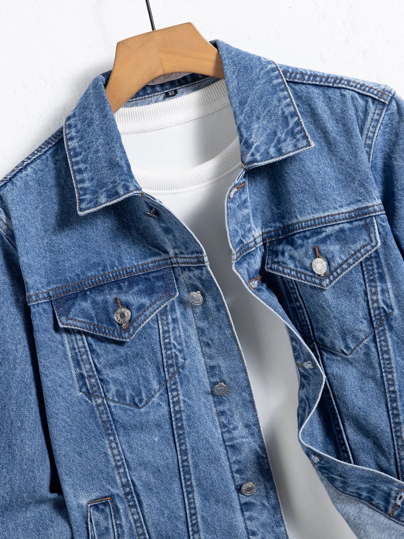 Jaqueta jeans masculina azul para primavera e outono. Design com vários bolsos. Tamanho regular com um estilo casual de rua estiloso.