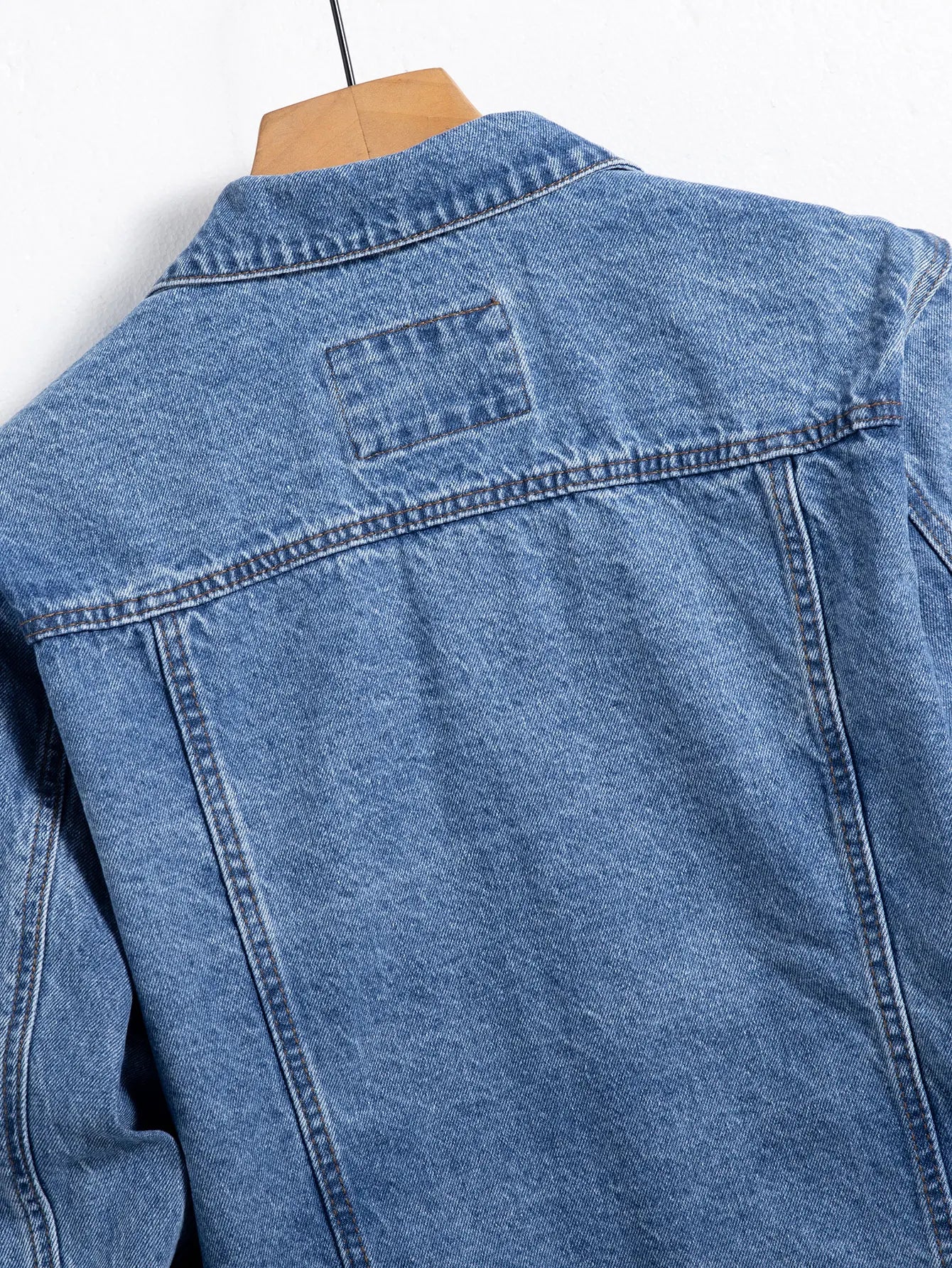 Jaqueta jeans masculina azul para primavera e outono. Design com vários bolsos. Tamanho regular com um estilo casual de rua estiloso.