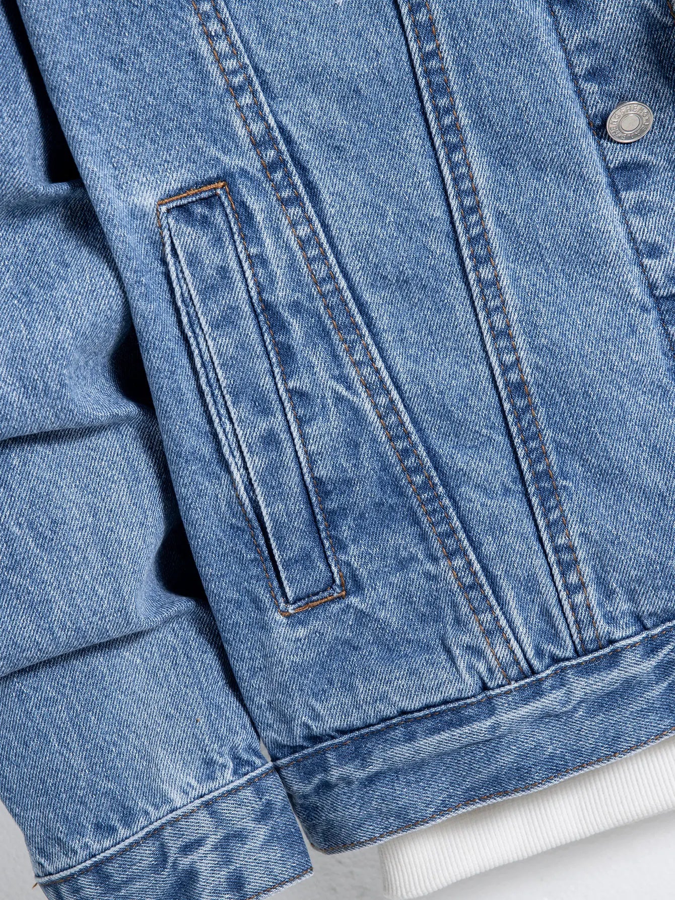 Jaqueta jeans masculina azul para primavera e outono. Design com vários bolsos. Tamanho regular com um estilo casual de rua estiloso.