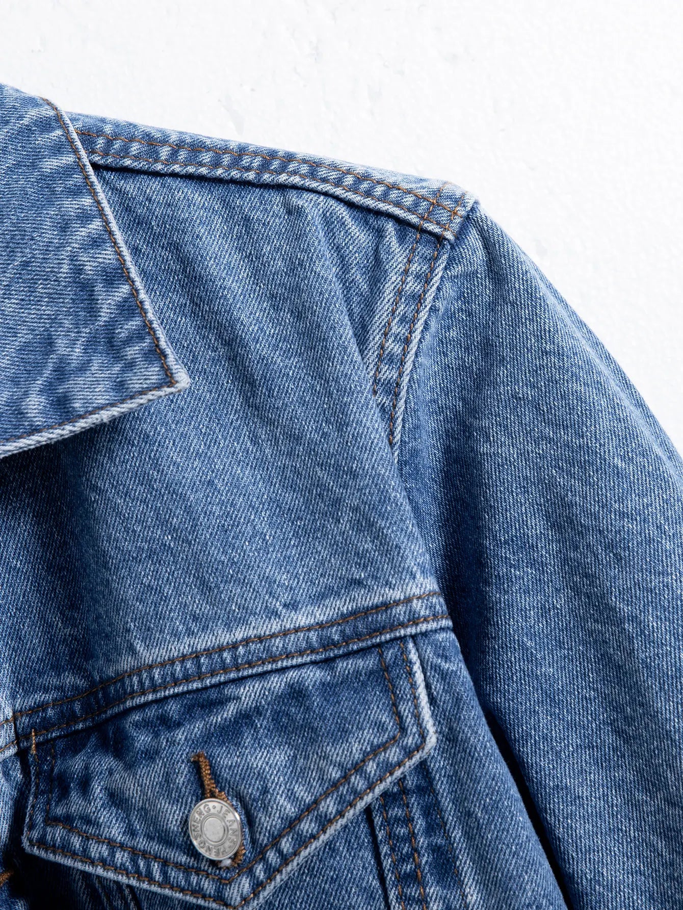 Jaqueta jeans masculina azul para primavera e outono. Design com vários bolsos. Tamanho regular com um estilo casual de rua estiloso.