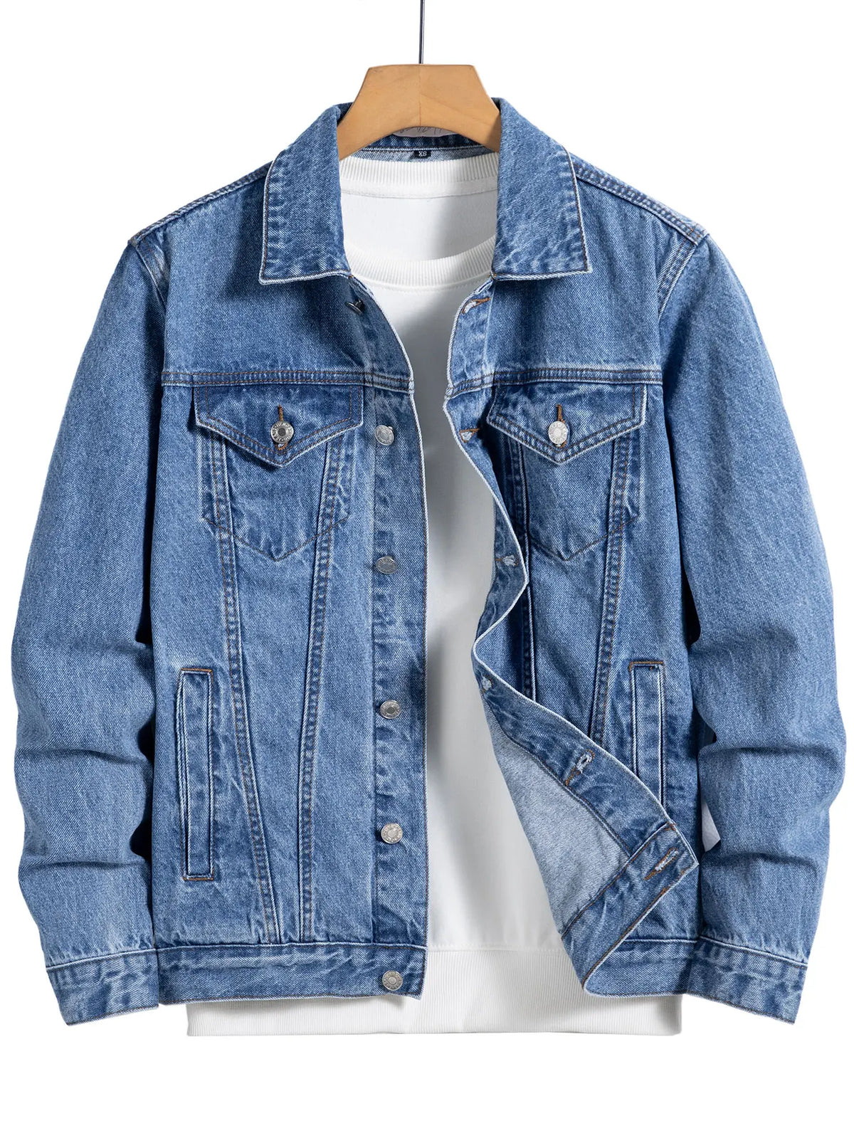 Jaqueta jeans masculina azul para primavera e outono. Design com vários bolsos. Tamanho regular com um estilo casual de rua estiloso.