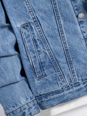 Jaqueta jeans masculina azul para primavera e outono. Design com vários bolsos. Tamanho regular com um estilo casual de rua estiloso.